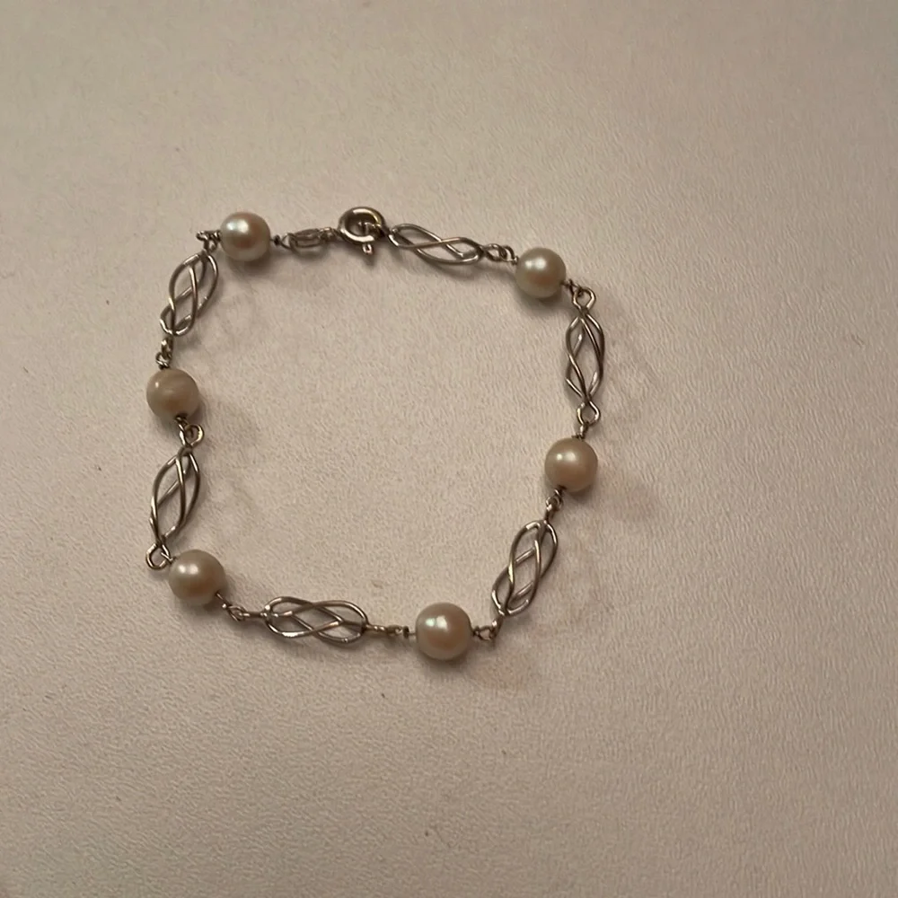 Pearl 18kwhite gold bracelet has 750 stamp - Picture 1 of 1